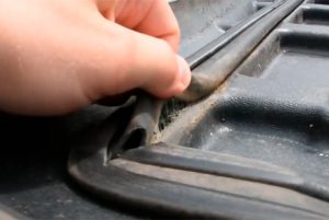 How to Remove a Hard Tonneau Cover's Seals