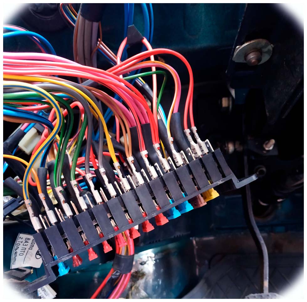 How to Connect Wires to a Fuse Box