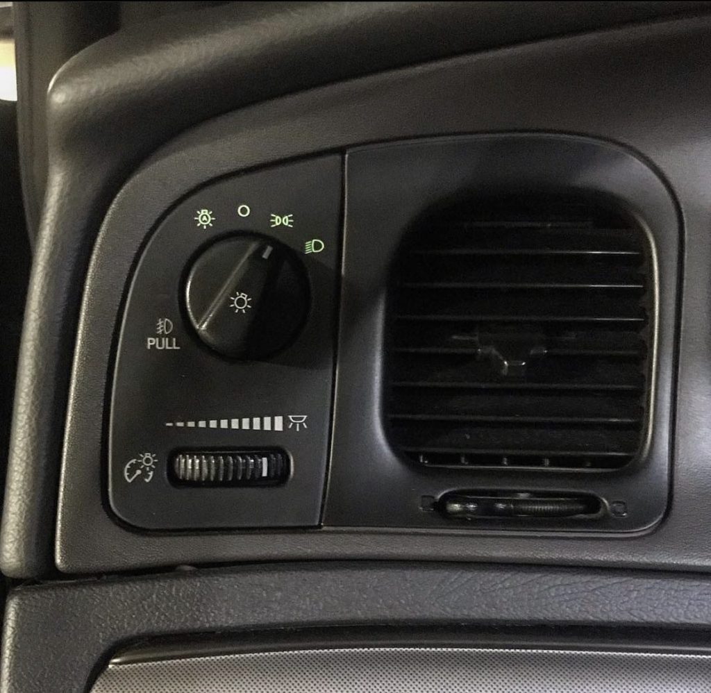 Determining the Symptoms of a Bad Headlight Switch